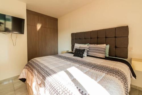 Postel nebo postele na pokoji v ubytování Apartment for 4 with wave pool