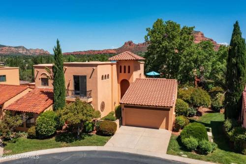ein großes Haus mit Garage im Hof in der Unterkunft Celestial Citadel-Great Views Year Round in Oak Creek