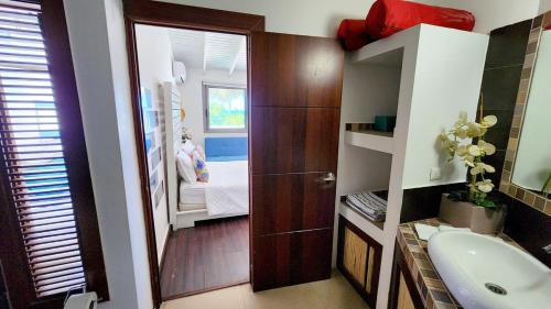 ein Badezimmer mit Waschbecken und Spiegel in der Unterkunft BEACH FRONT 3 Bedroom Villa with Pool Sleeps 7 in Las Terrenas