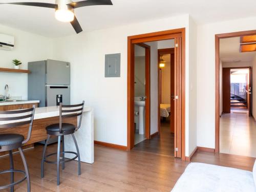 a kitchen and living room with a table and chairs at Acogedor Loft en centro histórico - Depa #2 in Isla Cardones
