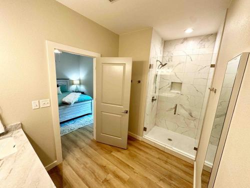 Koupelna v ubytování Caddo Cabana! Waterfront on the Caddo River