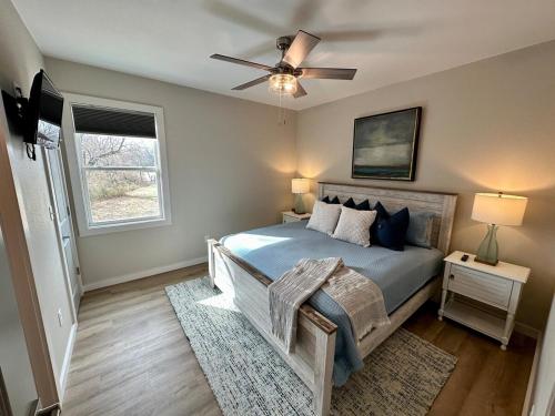 Postel nebo postele na pokoji v ubytování Caddo Cabana! Waterfront on the Caddo River