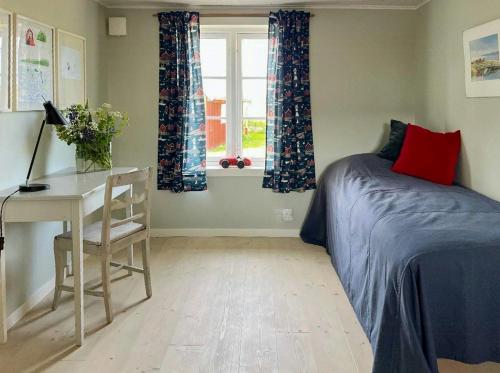 Un dormitorio con una cama y un escritorio y una ventana. en Historic Halland Farm Near The Sea In Bua, en Väröbacka