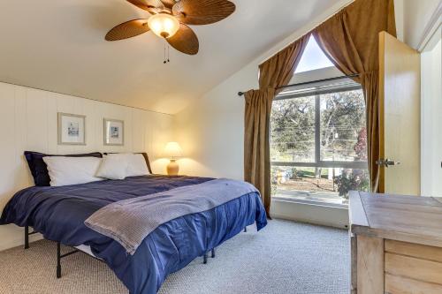 Postel nebo postele na pokoji v ubytování Panoramic Views! Home with Boat Slip on Clear Lake