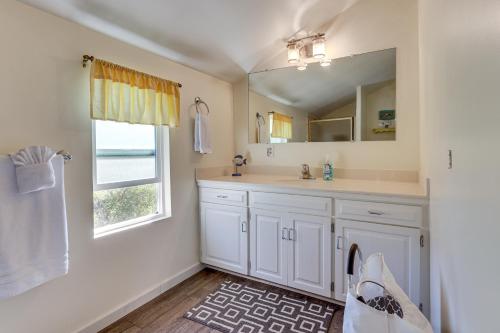 Koupelna v ubytování Panoramic Views! Home with Boat Slip on Clear Lake