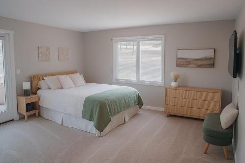 Postel nebo postele na pokoji v ubytování Modern Home with Mountain Views