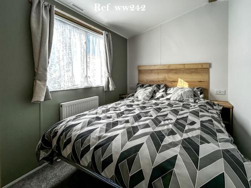 Кровать или кровати в номере Parkdean Resort Camber Sands sleeps 8 Pet Friendly - ref-ww242