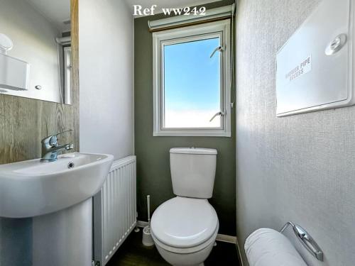 Ванная комната в Parkdean Resort Camber Sands sleeps 8 Pet Friendly - ref-ww242