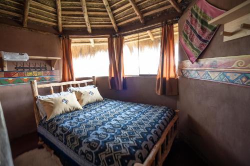 Ένα ή περισσότερα κρεβάτια σε δωμάτιο στο Pachamama Hampina Wasi Ancestral Center