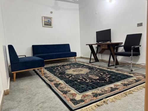 Μια τηλεόραση ή/και κέντρο ψυχαγωγίας στο Family Comfort Suite PECHS Karachi