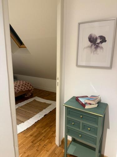 En eller flere senge i et værelse på La Belle Maison-ile de France