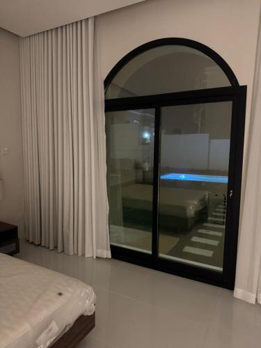 Ένα ή περισσότερα κρεβάτια σε δωμάτιο στο 03 villa dubai nad alhamar