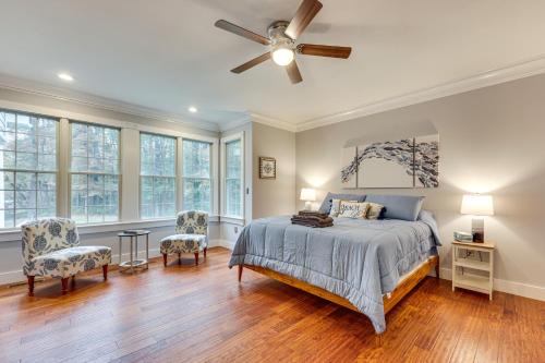 Ένα ή περισσότερα κρεβάτια σε δωμάτιο στο Waterfront Home with Private Boat Dock in Lancaster!