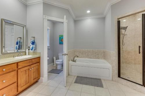 Ένα μπάνιο στο Waterfront Home with Private Boat Dock in Lancaster!