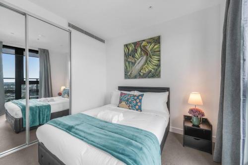 Una cama o camas en una habitación de City And Ocean View Retreat In South Bank Level 20