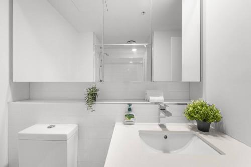 Un baño de City And Ocean View Retreat In South Bank Level 20