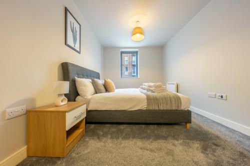 Postel nebo postele na pokoji v ubytování Cosy Central 1 Bed Apartment in Slough Sleeps 4