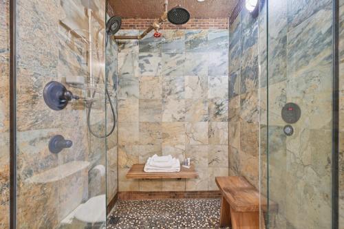 ein Badezimmer mit Dusche mit Glastür in der Unterkunft Hidden River Lodge 5940 by Summit County Mountain Retreats in Keystone