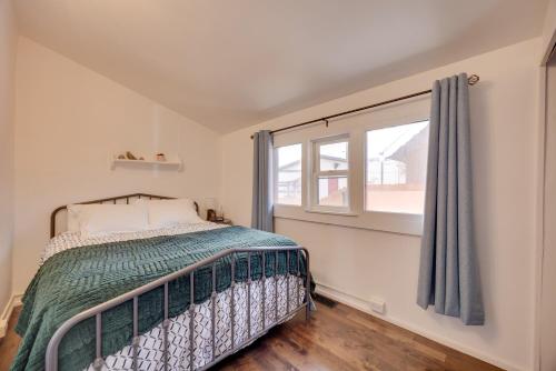 une chambre avec un lit et une fenêtre dans l'établissement 2 Mi to Dtwn Colorado Springs Gem with Hot Tub!, à Roswell