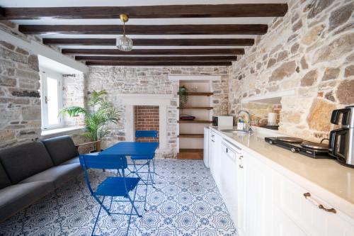 Kuchyň nebo kuchyňský kout v ubytování MINIQ HOMES 101 - Near Sea Foça Center 2BR Historic Stone House