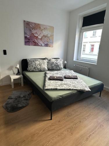 a bedroom with a bed in a room with a window at Modern Living Leipzig - Wohnung in Lindenau in Niederdorla