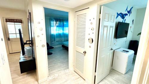 Ένα μπάνιο στο Escape near to Siesta Key with Hot Tub, BBQ, and Fireplace