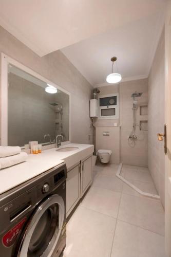 a laundry room with a washer and dryer at Zamalek Nile View in Cairo