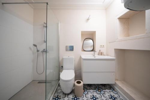 Ένα μπάνιο στο MINIQ HOMES 102 - Historical Stone House with Garden Cinema