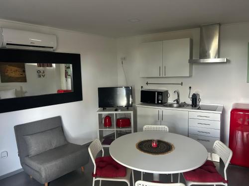 Una pequeña cocina con una mesa y una silla. en Casa Do Refugio Guest House, en Covilhã
