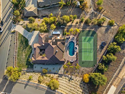 una vista aérea de una casa con piscina en Luxury Home With Pool & Tennis Court, en Fallbrook