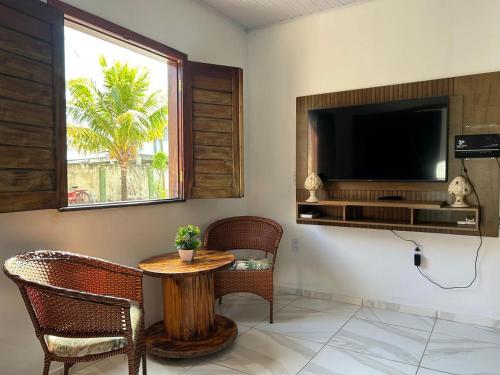 Μια τηλεόραση ή/και κέντρο ψυχαγωγίας στο Apartamentos com acesso para praia em Porto de Sauipe