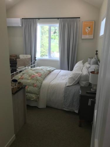 Postel nebo postele na pokoji v ubytování Hollywood's Folly