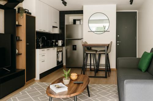 a kitchen and living room with a couch and a table at Luxury Loft en el corazón de Providencia - piscina y parking gratis in Santiago