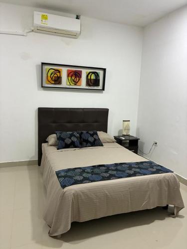 een slaapkamer met een groot bed in een witte kamer bij Apartaestudio Suite 201 in Montería