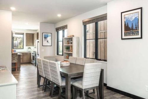 una cucina e una sala da pranzo con tavolo e sedie di Solstice Abode a Hideaway Park