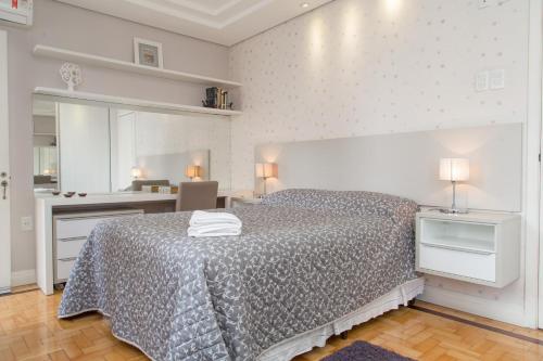 Łóżko lub łóżka w pokoju w obiekcie Apartamento Redenção