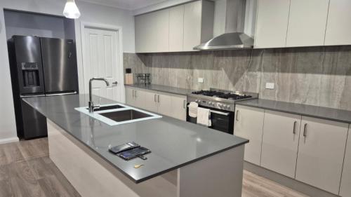 Η κουζίνα ή μικρή κουζίνα στο Silverwood 17th Hole Retreat