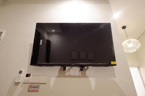 Baliem Resort Jimbaran的电视和/或娱乐中心