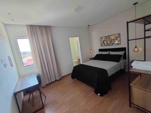 a hotel room with a bed and a window at Apartamento Maravilhoso para Casal em São Roque in São Roque