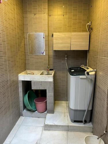 a small bathroom with a sink and a trash can at acogedor apartamento moderno in Barranquilla
