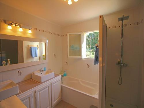 Koupelna v ubytování Beautiful holiday home with private pool