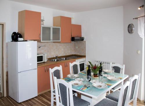 Apartments with swimming pool Sibenik - 4166