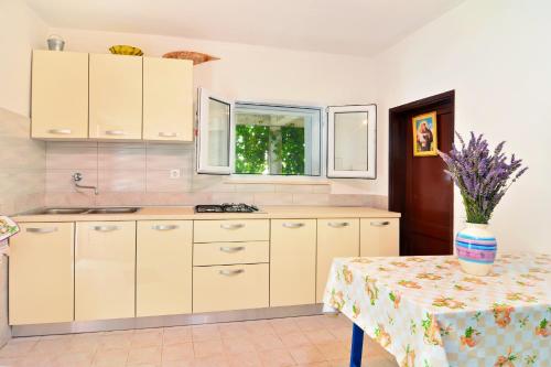 Η κουζίνα ή μικρή κουζίνα στο Secluded fisherman's cottage Cove Lucica, Hvar - 4034