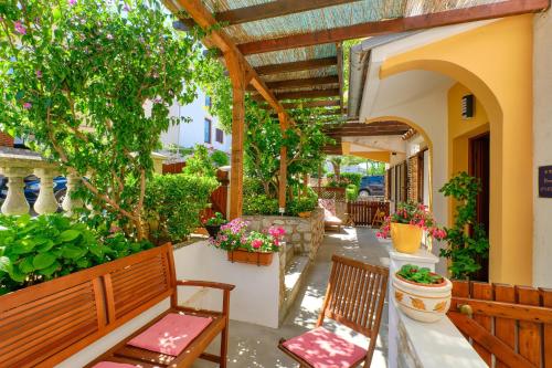 Apartments with a parking space Mali Losinj (Losinj) - 15201