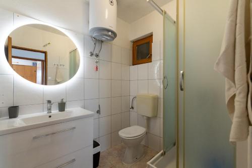 Ένα μπάνιο στο Apartments by the sea Cove Solotisa, Hvar - 4623