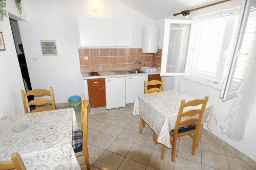 Una cocina o cocineta en Apartments and rooms with parking space Barbat, Rab - 4862