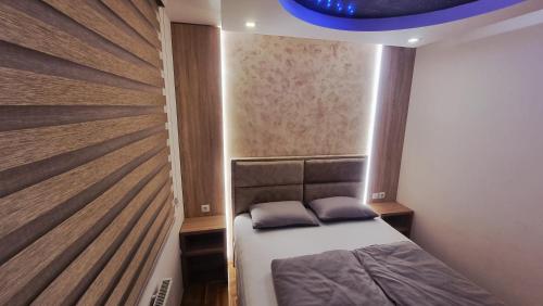 een slaapkamer met een bed met twee kussens erop bij Istocno Sarajevo 02 in Sarajevo