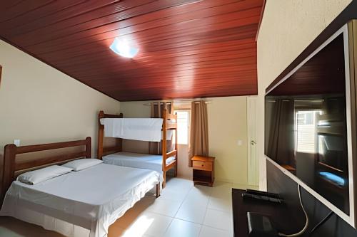 Ένα ή περισσότερα κρεβάτια σε δωμάτιο στο Casa com piscina no coração de Bonito/ até 12 pess