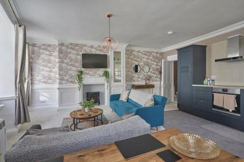 Kuchyň nebo kuchyňský kout v ubytování Opp Sally Lunns Sleeps 10 Spacious Maisonette