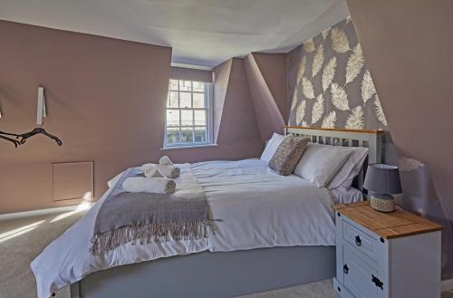 a bedroom with a bed and a window at Opp Sally Lunns Sleeps 10 Spacious Maisonette in Bath